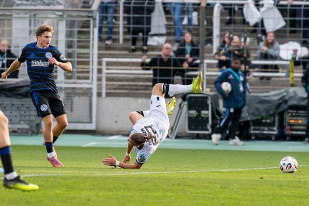 Kampf um den Ball Zweikampf zwischen Sigurd Haugen (TSV 1860 Muenchen, 22) und Patrick Sussek (MSV Duisburg, 37) GER, TSV 1860 Muenchen vs. MSV Duisburg, Fussball, 3. Bundesliga, 11. Spieltag, Saison 2025 2026, 19.10.2025. (DFL DFB REGULATIONS PROHIBIT ANY USE OF PHOTOGRAPHS as IMAGE SEQUENCES and or QUASI-VIDEO). GER, TSV 1860 Muenchen vs. MSV Duisburg, Fussball, 3. Bundesliga, 11. Spieltag, Saison 2025 2026, 19.10.2025. Muenchen Copyright: xEibner-Pressefoto HeikexFeinerx EP_HFR