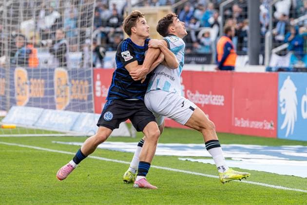 Kampf um den Ball Zweikampf zwischen Patrick Sussek (MSV Duisburg, 37) und Sean Dulic (TSV 1860 Muenchen, 25) GER, TSV 1860 Muenchen vs. MSV Duisburg, Fussball, 3. Bundesliga, 11. Spieltag, Saison 2025 2026, 19.10.2025. (DFL DFB REGULATIONS PROHIBIT ANY USE OF PHOTOGRAPHS as IMAGE SEQUENCES and or QUASI-VIDEO). GER, TSV 1860 Muenchen vs. MSV Duisburg, Fussball, 3. Bundesliga, 11. Spieltag, Saison 2025 2026, 19.10.2025. Muenchen Copyright: xEibner-Pressefoto HeikexFeinerx EP_HFR