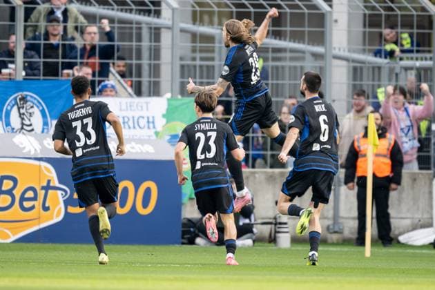 Die Duisburger bejubeln mit Joshua Bitter (MSV Duisburg, 29) dessen Tor zum 1:1 - Ausgleich GER, TSV 1860 Muenchen vs. MSV Duisburg, Fussball, 3. Bundesliga, 11. Spieltag, Saison 2025 2026, 19.10.2025. (DFL DFB REGULATIONS PROHIBIT ANY USE OF PHOTOGRAPHS as IMAGE SEQUENCES and or QUASI-VIDEO). GER, TSV 1860 Muenchen vs. MSV Duisburg, Fussball, 3. Bundesliga, 11. Spieltag, Saison 2025 2026, 19.10.2025. Muenchen Copyright: xEibner-Pressefoto HeikexFeinerx EP_HFR