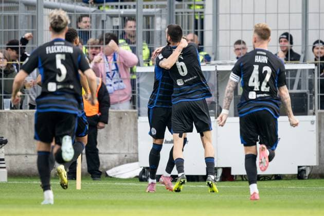 Die Duisburger bejubeln mit Joshua Bitter (MSV Duisburg, 29) dessen Tor zum 1:1 - Ausgleich GER, TSV 1860 Muenchen vs. MSV Duisburg, Fussball, 3. Bundesliga, 11. Spieltag, Saison 2025 2026, 19.10.2025. (DFL DFB REGULATIONS PROHIBIT ANY USE OF PHOTOGRAPHS as IMAGE SEQUENCES and or QUASI-VIDEO). GER, TSV 1860 Muenchen vs. MSV Duisburg, Fussball, 3. Bundesliga, 11. Spieltag, Saison 2025 2026, 19.10.2025. Muenchen Copyright: xEibner-Pressefoto HeikexFeinerx EP_HFR