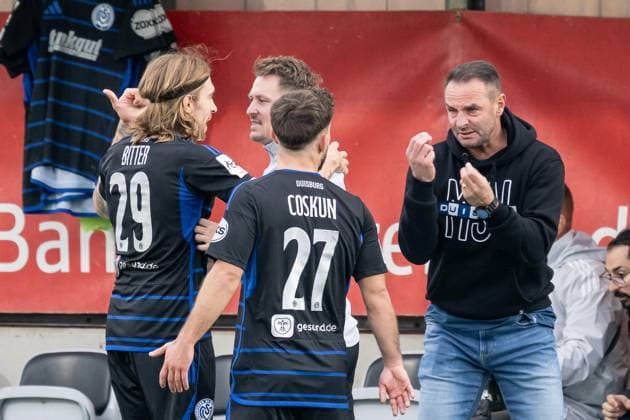 Dietmar Hirsch (Chef-Trainer, MSV Duisburg) und Can Coskun (MSV Duisburg, 27) bejubeln mit Joshua Bitter (MSV Duisburg, 29) dessen Tor zum 1:1 - Ausgleich GER, TSV 1860 Muenchen vs. MSV Duisburg, Fussball, 3. Bundesliga, 11. Spieltag, Saison 2025 2026, 19.10.2025. (DFL DFB REGULATIONS PROHIBIT ANY USE OF PHOTOGRAPHS as IMAGE SEQUENCES and or QUASI-VIDEO). GER, TSV 1860 Muenchen vs. MSV Duisburg, Fussball, 3. Bundesliga, 11. Spieltag, Saison 2025 2026, 19.10.2025. Muenchen Copyright: xEibner-Pressefoto HeikexFeinerx EP_HFR
