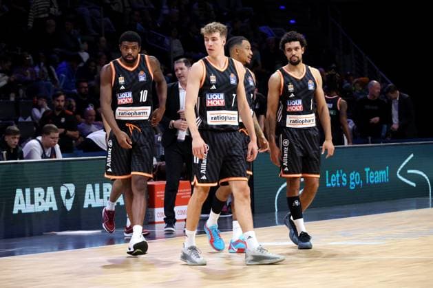 DEU, BBL-POkal, ALBA vs. Rathiofarm Ulm, 19.10.2025, Max-Schmeling-Halle, Berlin, DEU, BBL-POkal, ALBA vs. Rathiofarm Ulm, im Bild Ulmer-Spielerkreis