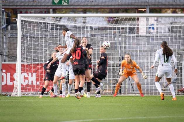 Frauen Fußball-Bundesliga; Bayer 04 Leverkusen - VfL Wolgsburg, 19.10.2025 Gefahr im Leverkusener Strafraum durch Lineth Beerensteyn (VfL Wolfsburg, 9); Bayer 04 Leverkusen - VfL Wolgsburg an Spieltag 7 der Google Pixel Frauen-Bundesliga am 19.10.2025 im Ulrich-Haberland-Stadion in Leverkusen (Nordrhein-Westfalen). DFL REGULATIONS PROHIBIT ANY USE OF PHOTOGRAPHS AS IMAGE SEQUENCES AND OR QUASI-VIDEO. Copyright: xBEAUTIFULxSPORTS AxelxKohringx