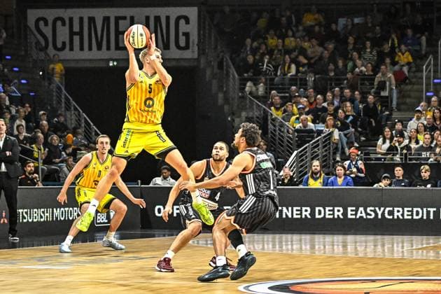 19.10.2025, xlakx, Basketball easyCredit BBL Pokal Achtelfinale, Alba Berlin - Ratiopharm Ulm v.l. Sam Griesel (Alba Berlin), Christopher Ledlum (Ratiophram Ulm), Len Schoormann (Ratiophram Ulm) Zweikampf, Duell, Kampf, tackle Berlin