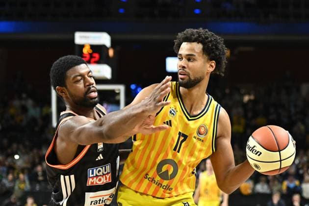 19.10.2025, xlakx, Basketball easyCredit BBL Pokal Achtelfinale, Alba Berlin - Ratiopharm Ulm v.l. Malik Osborne (Ratiophram Ulm), Norris Agbakoko (Alba Berlin) Zweikampf, Duell, Kampf, tackle Berlin