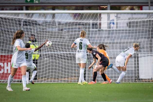 Frauen Fußball-Bundesliga; Bayer 04 Leverkusen - VfL Wolgsburg, 19.10.2025 Alexandra Popp (VfL Wolfsburg, 11) köpft zum0:2 ein; Bayer 04 Leverkusen - VfL Wolgsburg an Spieltag 7 der Google Pixel Frauen-Bundesliga am 19.10.2025 im Ulrich-Haberland-Stadion in Leverkusen (Nordrhein-Westfalen). DFL REGULATIONS PROHIBIT ANY USE OF PHOTOGRAPHS AS IMAGE SEQUENCES AND OR QUASI-VIDEO. Copyright: xBEAUTIFULxSPORTS AxelxKohringx