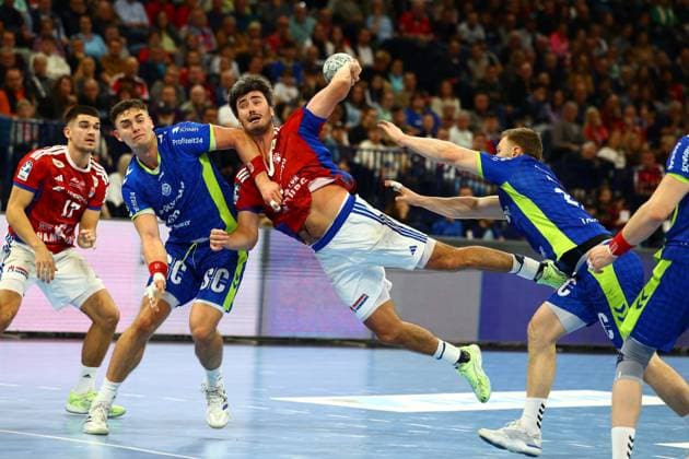 Handball I Herren I Saison 2025 2026 I Bundesliga I 9. Spieltag I HSV Hamburg - VFL Gummersbach I 19.10.2025 Stephan Zeman (66, VFL Gummersbach) Jacob Lassen (9, HSV Hamburg) Hamburg Barclaycard Arena Hamburg Deutschland Copyright: xLobeca RalfxHomburgx