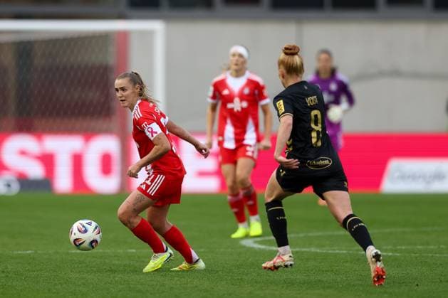 Georgia Stanway (FC Bayern Muenchen, 31) mit Laura Vogt (1. FC Koeln, 08), GER, FC Bayern Muenchen vs. 1. FC Koeln, Fussball, Google Pixel Frauen-Bundesliga, 7. Spieltag, Saison 2025 2026, 19.10.2025, DFL DFB REGULATIONS PROHIBIT ANY USE OF PHOTOGRAPHS as IMAGE SEQUENCES and or QUASI-VIDEO, GER, FC Bayern Muenchen vs. 1. FC Koeln, Fussball, Google Pixel Frauen-Bundesliga, 7. Spieltag, Saison 2025 2026, 19.10.2025 Muenchen Copyright: xEibner-Pressefoto JennixMaulx EP_JML