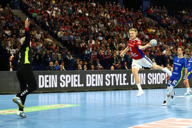 Handball I Herren I Saison 2025 2026 I Bundesliga I 9. Spieltag I HSV Hamburg - VFL Gummersbach I 19.10.2025 Bertram Obling (16, VFL Gummersbach) Frederik Bo Andersen (21, HSV Hamburg) Hamburg Barclaycard Arena Hamburg Deutschland Copyright: xLobeca RalfxHomburgx