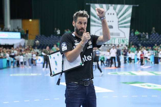 19.10.2025, xgox, Handball - Daikin HBL, SC DHfK Leipzig - SC Magdeburg emspor, v.l. Bennet Wiegert (Magdeburg, Trainer) Jubel ueber den Sieg, Jubel nach Spielende Leipzig