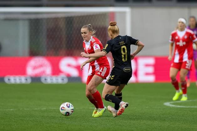 Georgia Stanway (FC Bayern Muenchen, 31) mit Laura Vogt (1. FC Koeln, 08), GER, FC Bayern Muenchen vs. 1. FC Koeln, Fussball, Google Pixel Frauen-Bundesliga, 7. Spieltag, Saison 2025 2026, 19.10.2025, DFL DFB REGULATIONS PROHIBIT ANY USE OF PHOTOGRAPHS as IMAGE SEQUENCES and or QUASI-VIDEO, GER, FC Bayern Muenchen vs. 1. FC Koeln, Fussball, Google Pixel Frauen-Bundesliga, 7. Spieltag, Saison 2025 2026, 19.10.2025 Muenchen Copyright: xEibner-Pressefoto JennixMaulx EP_JML