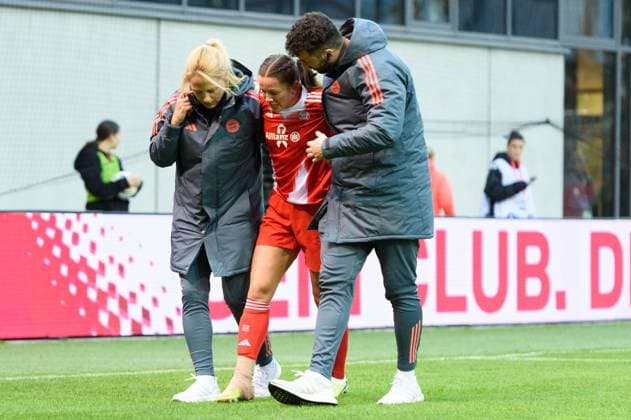 Injured Tuva Hansen (6 FC Bayern Munich) limping off the pitch during the Google Pixel Frauen-Bundesliga match between FC Bayern Munich and 1.FC Cologne at FC Bayern Campus Munich, Germany. Copyright: xSvenxBeyrich SPPx Sportspressphoto_SPR45028