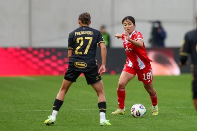 Momoko Tanikawa (FC Bayern Muenchen, 18) mit Laura Feiersinger (1. FC Koeln, 27), GER, FC Bayern Muenchen vs. 1. FC Koeln, Fussball, Google Pixel Frauen-Bundesliga, 7. Spieltag, Saison 2025 2026, 19.10.2025, DFL DFB REGULATIONS PROHIBIT ANY USE OF PHOTOGRAPHS as IMAGE SEQUENCES and or QUASI-VIDEO, GER, FC Bayern Muenchen vs. 1. FC Koeln, Fussball, Google Pixel Frauen-Bundesliga, 7. Spieltag, Saison 2025 2026, 19.10.2025 Muenchen Copyright: xEibner-Pressefoto JennixMaulx EP_JML