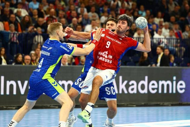 Handball I Herren I Saison 2025 2026 I Bundesliga I 9. Spieltag I HSV Hamburg - VFL Gummersbach I 19.10.2025 Ellidi Vidarsson (4, VFL Gummersbach) Jacob Lassen (9, HSV Hamburg) Hamburg Barclaycard Arena Hamburg Deutschland Copyright: xLobeca RalfxHomburgx
