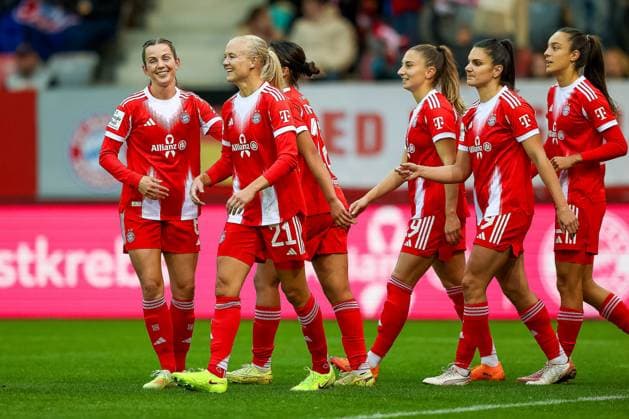 Jubel zum Elfmeter Tor durch Pernille Harder (FC Bayern Muenchen, 21), GER, FC Bayern Muenchen vs. 1. FC Koeln, Fussball, Google Pixel Frauen-Bundesliga, 7. Spieltag, Saison 2025 2026, 19.10.2025, DFL DFB REGULATIONS PROHIBIT ANY USE OF PHOTOGRAPHS as IMAGE SEQUENCES and or QUASI-VIDEO, GER, FC Bayern Muenchen vs. 1. FC Koeln, Fussball, Google Pixel Frauen-Bundesliga, 7. Spieltag, Saison 2025 2026, 19.10.2025 Muenchen Copyright: xEibner-Pressefoto JennixMaulx EP_JML