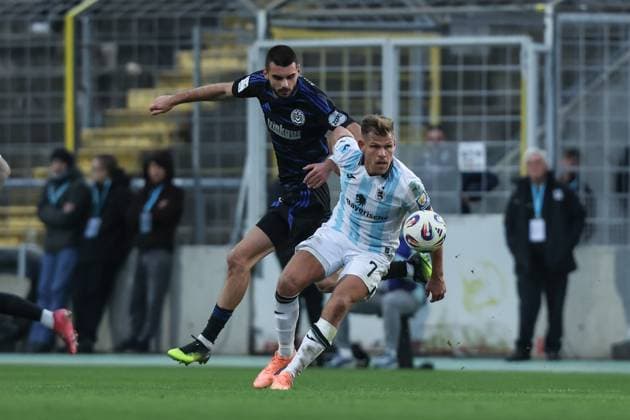 Fussball, 3.Liga Saison 2025 2026 11.Spieltag TSV 1860 München - MSV Duisburg 19.10.2025, Stadion an der Grünwalder Str. Rasim Bulic (MSV Duisburg, 6) Zweikampf München Städt. Stadion an der Grünwalder Str. Bayern Deutschland