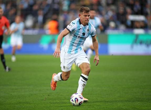Fussball, Herren, 3.Liga, Saison 2025 2026, TSV 1860 München - MSV Duisburg, Grünwalder Stadion Florian Niederlechner (TSV 1860 München) mit Ball im Angriff