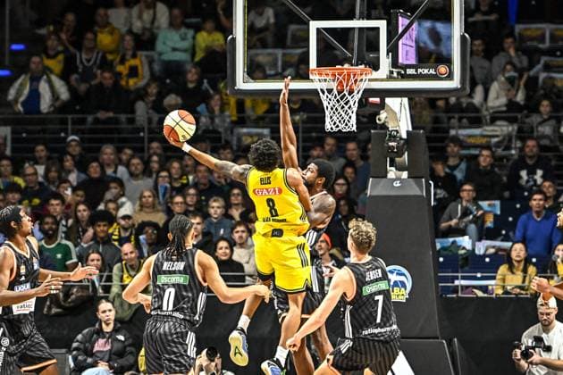 19.10.2025, xlakx, Basketball easyCredit BBL Pokal Achtelfinale, Alba Berlin - Ratiopharm Ulm v.l. Boogie Ellis (Alba Berlin) setzt zum Korbwurf an Berlin