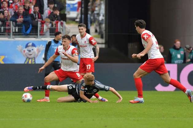 19.10.2025, xblx, Fussball 1.Bundesliga, SC Freiburg - Eintracht Frankfurt v.l. Maximilian Eggestein (SC Freiburg) Hugo Larsson (Eintracht Frankfurt) Zweikampf, Aktion, action, battle for the ball (DFL DFB REGULATIONS PROHIBIT ANY USE OF PHOTOGRAPHS as IMAGE SEQUENCES and or QUASI-VIDEO) Freiburg