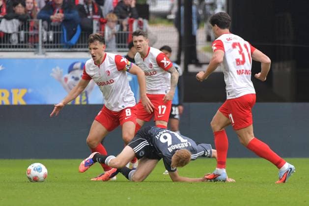 19.10.2025, xblx, Fussball 1.Bundesliga, SC Freiburg - Eintracht Frankfurt v.l. Maximilian Eggestein (SC Freiburg) Hugo Larsson (Eintracht Frankfurt) Zweikampf, Aktion, action, battle for the ball (DFL DFB REGULATIONS PROHIBIT ANY USE OF PHOTOGRAPHS as IMAGE SEQUENCES and or QUASI-VIDEO) Freiburg