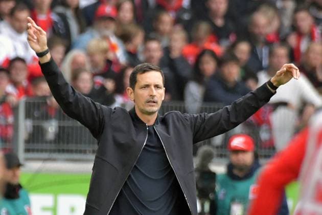 19.10.2025, xblx, Fussball 1.Bundesliga, SC Freiburg - Eintracht Frankfurt v.l. Trainer Dino Toppmöller Toppmoeller (Eintracht Frankfurt) gibt Anweisungen, gestikuliert, mit den Armen gestikulieren gives instructions, gesticulate (DFL DFB REGULATIONS PROHIBIT ANY USE OF PHOTOGRAPHS as IMAGE SEQUENCES and or QUASI-VIDEO) Freiburg