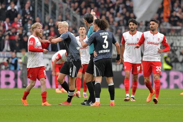 19.10.2025, xblx, Fussball 1.Bundesliga, SC Freiburg - Eintracht Frankfurt v.l. Niklas Beste (SC Freiburg) Oscar Hojlund Hoejlund Hojlund (Eintracht Frankfurt) Schiedsrichter Referee Deniz Aytekin Arthur Theate (Eintracht Frankfurt) (DFL DFB REGULATIONS PROHIBIT ANY USE OF PHOTOGRAPHS as IMAGE SEQUENCES and or QUASI-VIDEO) Freiburg