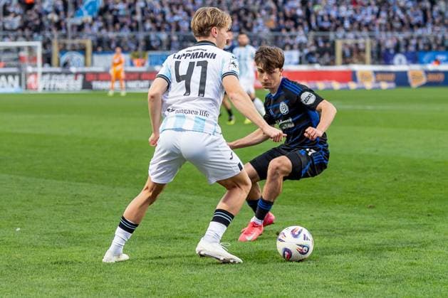 Kampf um den Ball Zweikampf zwischen Clemens Lippmann (TSV 1860 Muenchen, 41) und Jan‘Simon Symalla (MSV Duisburg, 23) GER, TSV 1860 Muenchen vs. MSV Duisburg, Fussball, 3. Bundesliga, 11. Spieltag, Saison 2025 2026, 19.10.2025. (DFL DFB REGULATIONS PROHIBIT ANY USE OF PHOTOGRAPHS as IMAGE SEQUENCES and or QUASI-VIDEO). GER, TSV 1860 Muenchen vs. MSV Duisburg, Fussball, 3. Bundesliga, 11. Spieltag, Saison 2025 2026, 19.10.2025. Muenchen Copyright: xEibner-Pressefoto HeikexFeinerx EP_HFR