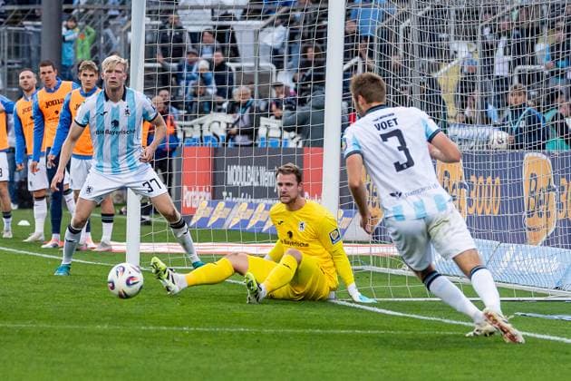 Maximilian Braune (Torwart, MSV Duisburg, 01) verhindert einen Treffer gegen Raphael Schifferl (TSV 1860 Muenchen, 37) und Siemen Voet (TSV 1860 Muenchen, 03) GER, TSV 1860 Muenchen vs. MSV Duisburg, Fussball, 3. Bundesliga, 11. Spieltag, Saison 2025 2026, 19.10.2025. (DFL DFB REGULATIONS PROHIBIT ANY USE OF PHOTOGRAPHS as IMAGE SEQUENCES and or QUASI-VIDEO). GER, TSV 1860 Muenchen vs. MSV Duisburg, Fussball, 3. Bundesliga, 11. Spieltag, Saison 2025 2026, 19.10.2025. Muenchen Copyright: xEibner-Pressefoto HeikexFeinerx EP_HFR