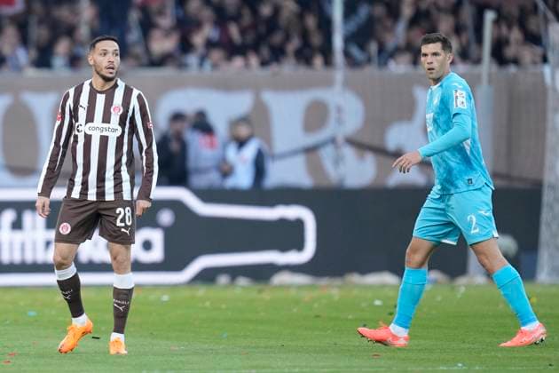 Mathias Pereira Lage (FC St. Pauli) und Robin Hranac (TSG 1899 Hoffenheim) schaut waehrend des spiels der Bundesliga zwischen FC St. Pauli und TSG Hoffenheim, Millerntor-Stadion am 19. October 2025 in Hamburg, Deutschland. (Foto von Alex Gottschalk DeFodi Images) +++ Mathias Pereira Lage (FC St. Pauli) und Robin Hranac (TSG 1899 Hoffenheim) looks on during the Bundesliga match between FC St. Pauli and TSG Hoffenheim at Millerntor-Stadion on October 19, 2025 in Hamburg, Germany. (Photo by Alex Gottschalk DeFodi Images) DFL regulations prohibit any use of photographs as image sequences and or quasi-video. (Photo by Alex Gottschalk DeFodi Images) DFL regulations prohibit any use of photographs as image sequences and or quasi-video. Mathias Pereira Lage FC St Pauli und Robin Hranac TSG 1899 Hoffenheim schaut waehrend des spiels der Bundesliga zwischen FC St Pauli und TSG Hoffenheim, Millerntor Stadion am 19 October 2025 in Hamburg, Deutschland Photo by Alex Gottschalk DeFodi Images Mathias Pereira Lage FC St Pauli und Robin Hranac TSG 1899 Hoffenheim looks on during the Bundesliga match between FC St Pauli and TSG Hoffenheim at Millerntor Stadion on October 19, 2025 in Hamburg, Germany Photo by Alex Gottschalk DeFodi Images DFL regulations prohibit any use of photographs as image sequences and or quasi video Photo by Alex Gottschalk DeFodi Images DFL regulations prohibit any use of photographs as image sequences and or quasi video