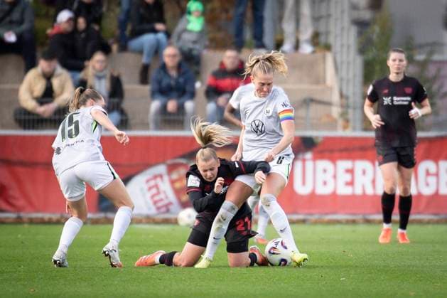 Frauen Fußball-Bundesliga; Bayer 04 Leverkusen - VfL Wolgsburg, 19.10.2025 Janina Minge (VfL Wolfsburg, 6) und Vanessa Fudalla (Bayer 04 Leverkusen, 21) im Zweikampf; Bayer 04 Leverkusen - VfL Wolgsburg an Spieltag 7 der Google Pixel Frauen-Bundesliga am 19.10.2025 im Ulrich-Haberland-Stadion in Leverkusen (Nordrhein-Westfalen). DFL REGULATIONS PROHIBIT ANY USE OF PHOTOGRAPHS AS IMAGE SEQUENCES AND OR QUASI-VIDEO. Copyright: xBEAUTIFULxSPORTS AxelxKohringx