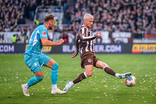 Fußball I Herren I Saison 2025-2026 I Bundesliga I 7. Spieltag I FC St. Pauli - TSG 1899 Hoffenheim I 19.10.2025 Vladimir Coufal (34, TSG 1899 Hoffenheim) Louis Oppie (23, FC St. Pauli) Hamburg Millerntor-Stadion Hamburg Deutschland Copyright: xLobecax xHenningxRohlfsx