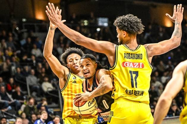 19.10.2025, xlakx, Basketball easyCredit BBL Pokal Achtelfinale, Alba Berlin - Ratiopharm Ulm v.l. Boogie Ellis (Alba Berlin), Nelson Weidemann (Ratiophram Ulm), Norris Agbakoko (Alba Berlin) Zweikampf, Duell, Kampf, tackle Berlin