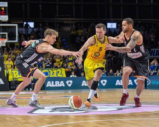 Basketball, Herren, Saison 2025 2026, BBL Pokal (Achtelfinale), Alba Berlin - ratiopharm Ulm, v.l. Tobias Jensen (Ulm), Martin Hermannsson (Alba), Christopher Ledlum (Ulm), 19.10.2025, Copyright: xSebastianxRäppold MatthiasxKochx