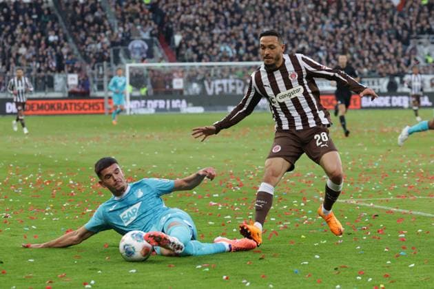 GER, Hamburg, Fussball, DFL, FC St. Pauli vs TSG 1899 Hoffenheim , im Millerntor Stadion , 19.10.2025 , v.l. Albian Hajdari (TSG 1899 Hoffenheim, 21) , Mathias Pereira Lage (FC St. Pauli ,28) DFL regulations prohibit any use of photographs as image sequences and or quasi-video. Copyright: HMBxMedia FernandoxSoares