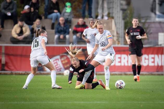 Frauen Fußball-Bundesliga; Bayer 04 Leverkusen - VfL Wolgsburg, 19.10.2025 Janina Minge (VfL Wolfsburg, 6) und Vanessa Fudalla (Bayer 04 Leverkusen, 21) im Zweikampf; Bayer 04 Leverkusen - VfL Wolgsburg an Spieltag 7 der Google Pixel Frauen-Bundesliga am 19.10.2025 im Ulrich-Haberland-Stadion in Leverkusen (Nordrhein-Westfalen). DFL REGULATIONS PROHIBIT ANY USE OF PHOTOGRAPHS AS IMAGE SEQUENCES AND OR QUASI-VIDEO. Copyright: xBEAUTIFULxSPORTS AxelxKohringx