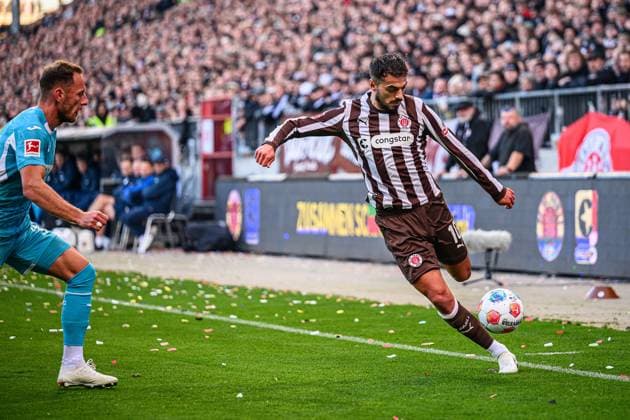 Fußball I Herren I Saison 2025-2026 I Bundesliga I 7. Spieltag I FC St. Pauli - TSG 1899 Hoffenheim I 19.10.2025 Vladimir Coufal (34, TSG 1899 Hoffenheim), Danel Sinani (10, FC St. Pauli) Hamburg Millerntor-Stadion Hamburg Deutschland Copyright: xLobecax xHenningxRohlfsx