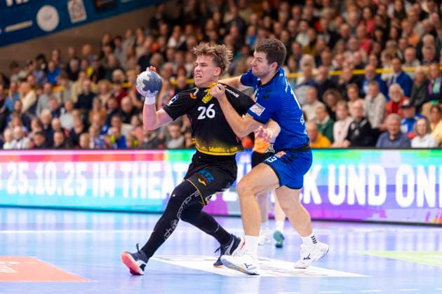 Janis Pavels Valkovskis (Nr. 26, HSC 2000 Coburg) gegen Ole Schramm (Nr. 13, VfL Lübeck-Schwartau). VfL Luebeck-Schwartau vs. HSG 2000 Coburg, Handball, 2. Bundesliga, 19.10.25 Luebeck Schleswig-Holstein Germany Copyright: xAgentur54Gradx xFelixxKoenigx