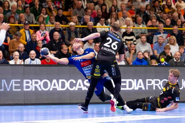 Einar Nickelsen (Nr. 42, VfL Lübeck-Schwartau) gegen Janis Pavels Valkovskis (Nr. 26, HSC 2000 Coburg). VfL Luebeck-Schwartau vs. HSG 2000 Coburg, Handball, 2. Bundesliga, 19.10.25 Luebeck Schleswig-Holstein Germany Copyright: xAgentur54Gradx xFelixxKoenigx