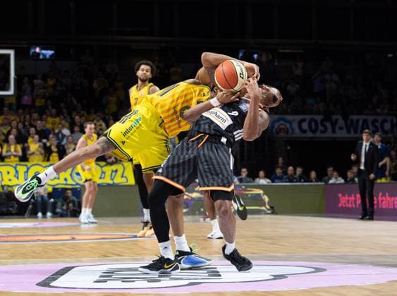 Basketball, Herren, Saison 2025 2026, BBL Pokal (Achtelfinale), Alba Berlin - ratiopharm Ulm, v.l. Rejean Boogie Ellis (Alba), Bryce Brown (Ulm), 19.10.2025, Copyright: xSebastianxRäppold MatthiasxKochx