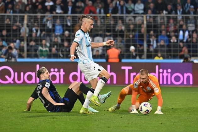 Sigurd HAUGEN (TSV 1860 Muenchen) umspielt Max BRAUNE (Torwart DU) uund Tobias FLECKSTEIN (DU) und schiesst das Tor zum 2-1, Aktion. Fussball 3.Liga,11.Spieltag, Saison 2025 26 TSV 1860 Muenchen -MSV Duisburg am 19.10.2025 GRUENWALDER STADION.