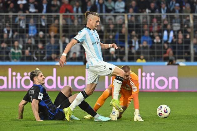 Sigurd HAUGEN (TSV 1860 Muenchen) umspielt Max BRAUNE (Torwart DU) uund Tobias FLECKSTEIN (DU) und schiesst das Tor zum 2-1, Aktion. Fussball 3.Liga,11.Spieltag, Saison 2025 26 TSV 1860 Muenchen -MSV Duisburg am 19.10.2025 GRUENWALDER STADION.