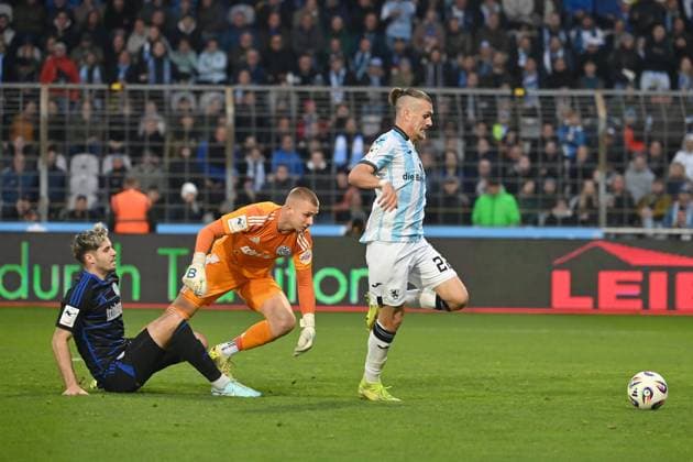 Sigurd HAUGEN (TSV 1860 Muenchen) umspielt Max BRAUNE (Torwart DU) uund Tobias FLECKSTEIN (DU) und schiesst das Tor zum 2-1, Aktion. Fussball 3.Liga,11.Spieltag, Saison 2025 26 TSV 1860 Muenchen -MSV Duisburg am 19.10.2025 GRUENWALDER STADION.