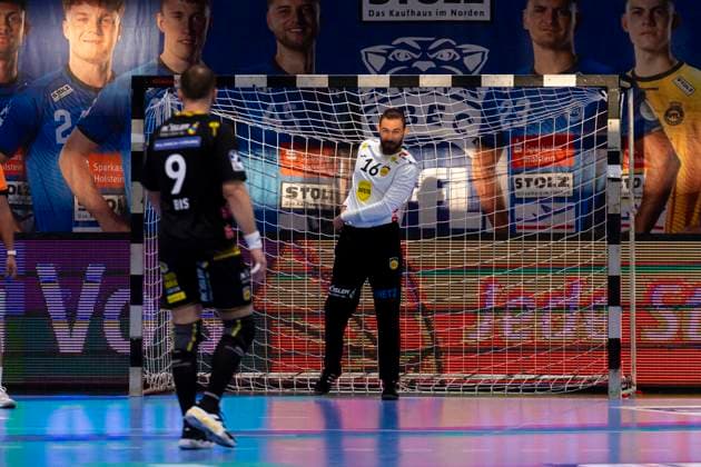 Torhueter Petros Boukovinas (Nr. 16, HSC 2000 Coburg) wird von der Sonne geblendet und das Spiel unterbrochen. VfL Luebeck-Schwartau vs. HSG 2000 Coburg, Handball, 2. Bundesliga, 19.10.25 Luebeck Schleswig-Holstein Germany Copyright: xAgentur54Gradx xFelixxKoenigx