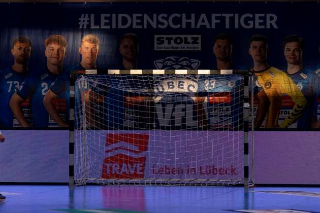 Torhueter Petros Boukovinas (Nr. 16, HSC 2000 Coburg) wird von der Sonne geblendet und das Spiel unterbrochen. VfL Luebeck-Schwartau vs. HSG 2000 Coburg, Handball, 2. Bundesliga, 19.10.25 Luebeck Schleswig-Holstein Germany Copyright: xAgentur54Gradx xFelixxKoenigx