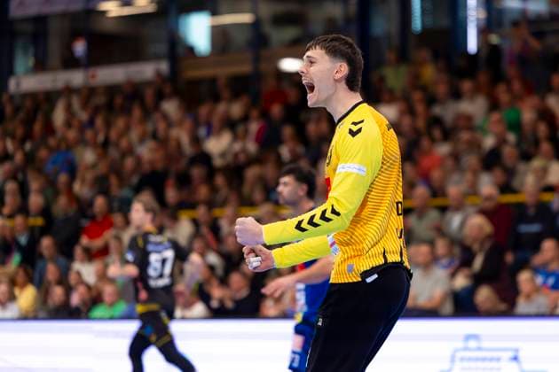 Torhueter Paul Dreyer (Nr. 12, VfL Lübeck-Schwartau) freut sich jubelt. VfL Luebeck-Schwartau vs. HSG 2000 Coburg, Handball, 2. Bundesliga, 19.10.25 Luebeck Schleswig-Holstein Germany Copyright: xAgentur54Gradx xFelixxKoenigx