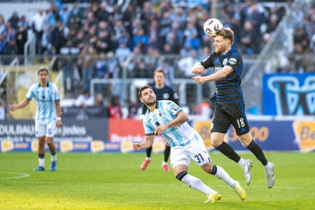 Raphael Schifferl 37 (TSV 1860 Muenchen) im Zweikampf mit Steffen Meuer 18 (MSV Duisburg), Kopfball, TSV 1860 Muenchen vs. MSV Duisburg, 3. Liga, 11. Spieltag, 19.10.2025 DFB regulations prohibit any use of photographs as image sequences and or quasi-video Muenchen Bayern Deutschland