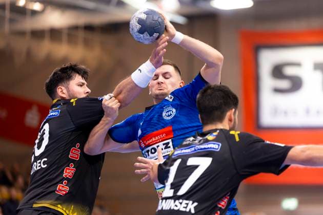 Janik Schrader (Nr. 23, VfL Lübeck-Schwartau) gegen Tin Kontrec (Nr. 20, HSC 2000 Coburg) und Nejc Planinsek (Nr. 17, HSC 2000 Coburg). VfL Luebeck-Schwartau vs. HSG 2000 Coburg, Handball, 2. Bundesliga, 19.10.25 Luebeck Schleswig-Holstein Germany Copyright: xAgentur54Gradx xFelixxKoenigx