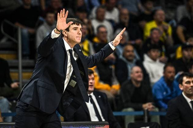 19.10.2025, xlakx, Basketball easyCredit BBL Pokal Achtelfinale, Alba Berlin - Ratiopharm Ulm v.l. Pedro Calles (Alba Berlin Trainer) gibt Anweisungen, gestikuliert mit den Armen, gesticulate, gives instructions Berlin