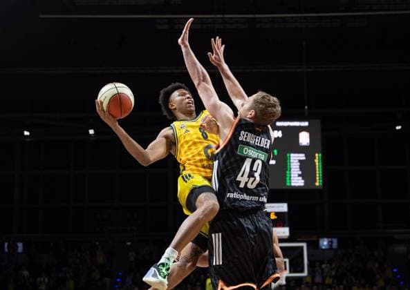 Basketball, Herren, Saison 2025 2026, BBL Pokal (Achtelfinale), Alba Berlin - ratiopharm Ulm, v.l. Rejean Boogie Ellis (Alba), Christian Sengfelder (Ulm), 19.10.2025, Copyright: xSebastianxRäppold MatthiasxKochx