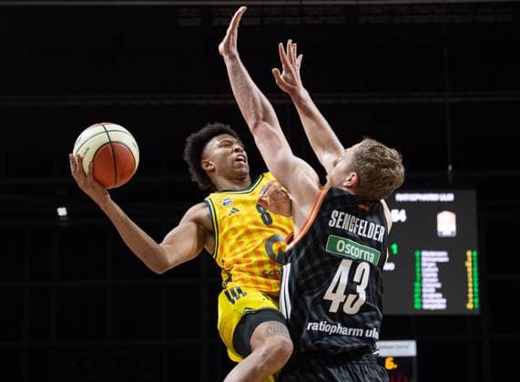 Basketball, Herren, Saison 2025 2026, BBL Pokal (Achtelfinale), Alba Berlin - ratiopharm Ulm, v.l. Rejean Boogie Ellis (Alba), Christian Sengfelder (Ulm), 19.10.2025, Copyright: xSebastianxRäppold MatthiasxKochx